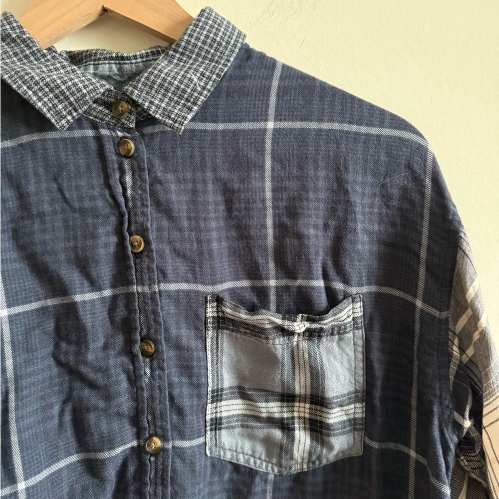 American Eagle Outfitters Crop Navy and White Plaid Shirt
